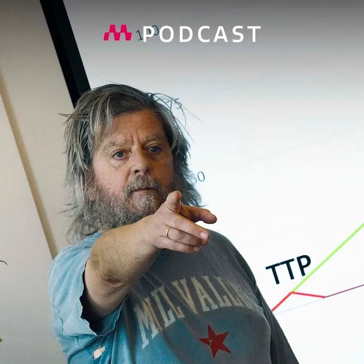 Anders Lund Madsen peger mod en i publikum.