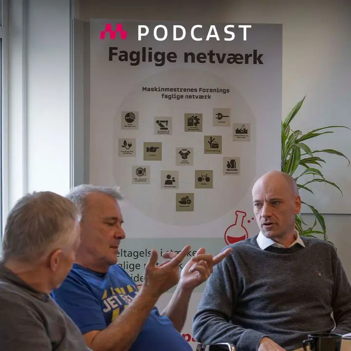 3 mænd snakker til et møde om faglige netværk.