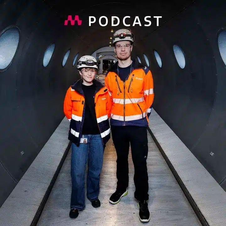 Kvindelig og mandlig arbejder står i en tunnel.