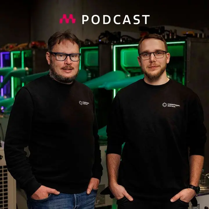 CEO & Co-founder af Copenhagen Atomics, Thomas Jam Pedersen, står med automation engineer Mattias Nielsen.