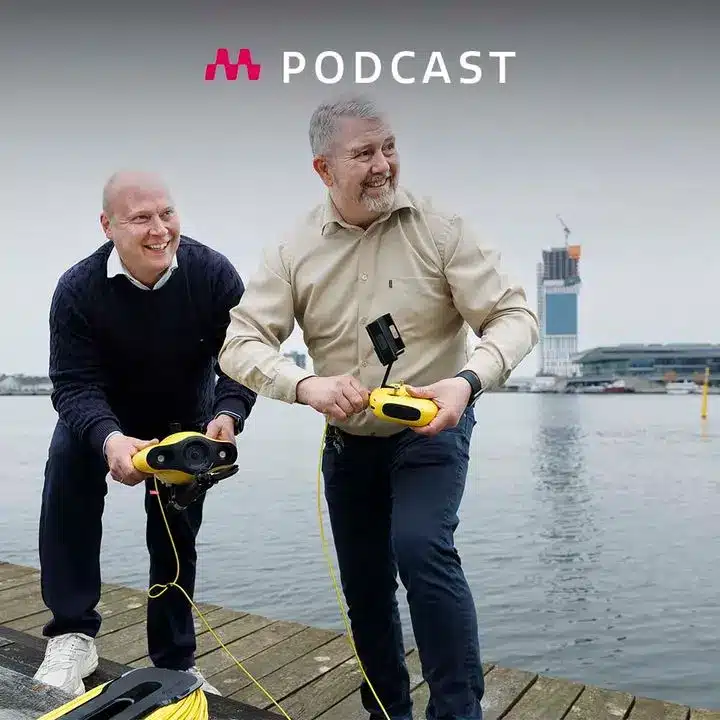Maskinmester Rolf Bundgård Sørensen og lektor Frank Mikkelsen leger med undervandsdroner.